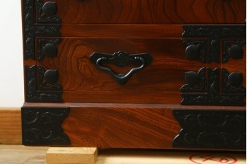中古　美品　仙台民芸箪笥(仙台箪笥)　重厚な金具と杢目が目を引くチェスト　定価約27万円　(R-087749)
