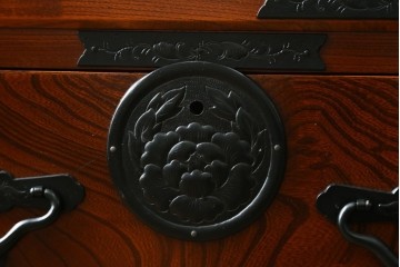 中古　美品　仙台民芸箪笥(仙台箪笥)　重厚な金具と杢目が目を引くチェスト　定価約27万円　(R-087749)