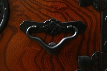 中古　美品　仙台民芸箪笥(仙台箪笥)　重厚な金具と杢目が目を引くチェスト　定価約27万円　(R-087749)