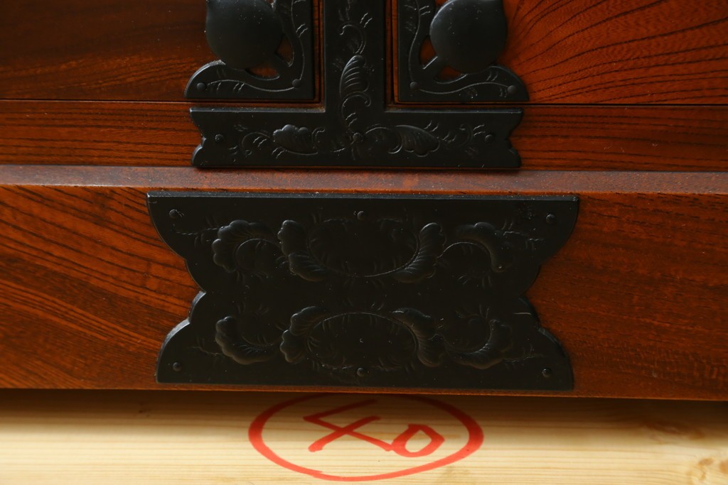 中古　美品　仙台民芸箪笥(仙台箪笥)　重厚な金具と杢目が目を引くチェスト　定価約27万円　(R-087749)