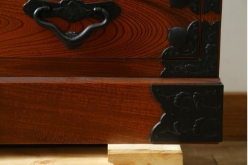 中古　美品　仙台民芸箪笥(仙台箪笥)　重厚な金具と杢目が目を引くチェスト　定価約27万円　(R-087749)