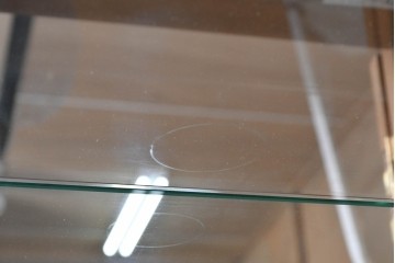 中古　美品　カリモク家具(karimoku)　domani(ドマーニ)　Morganton(モーガントン)　ディスプレイ什器におすすめ!ライトコニャック色のガラスキャビネット　(R-087750)