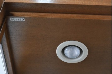 中古　美品　カリモク家具(karimoku)　domani(ドマーニ)　Morganton(モーガントン)　ディスプレイ什器におすすめ!ライトコニャック色のガラスキャビネット　(R-087750)
