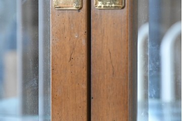 中古　美品　カリモク家具(karimoku)　domani(ドマーニ)　Morganton(モーガントン)　ディスプレイ什器におすすめ!ライトコニャック色のガラスキャビネット　(R-087750)