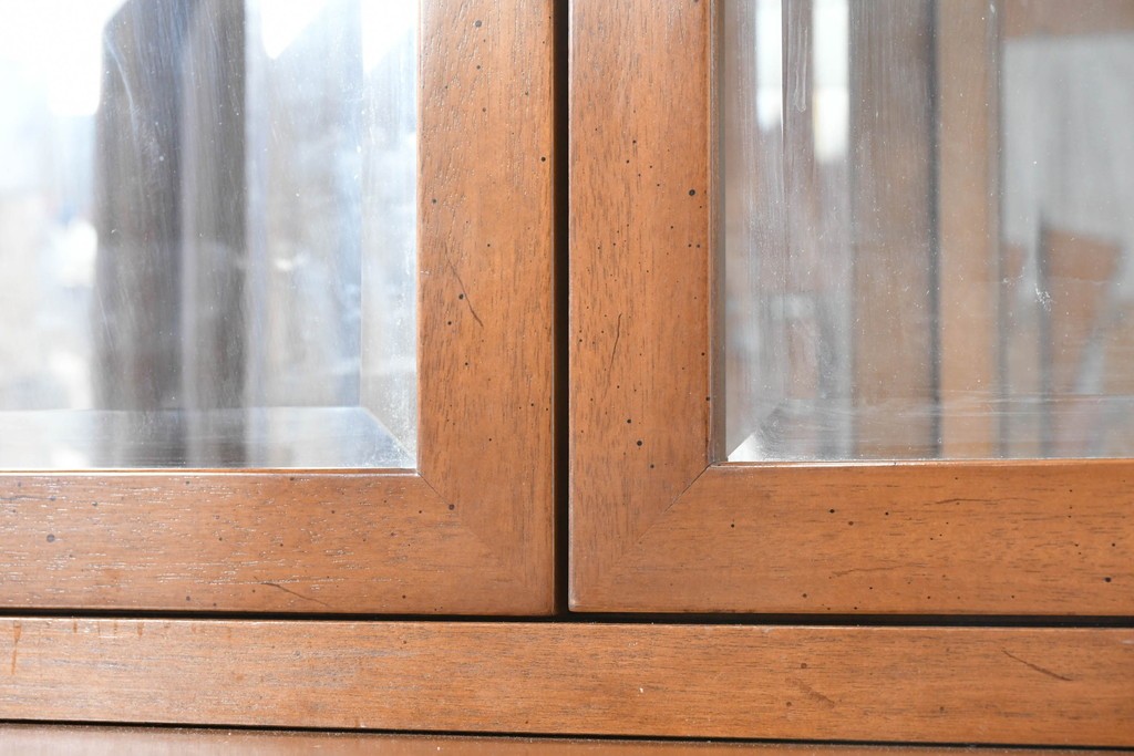 中古　美品　カリモク家具(karimoku)　domani(ドマーニ)　Morganton(モーガントン)　ディスプレイ什器におすすめ!ライトコニャック色のガラスキャビネット　(R-087750)