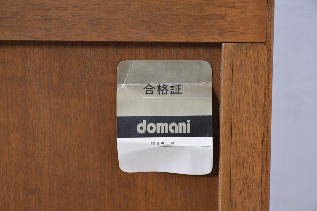 中古　美品　カリモク家具(karimoku)　domani(ドマーニ)　Morganton(モーガントン)　ディスプレイ什器におすすめ!ライトコニャック色のガラスキャビネット　(R-087750)