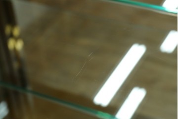 中古　美品　カリモク家具(karimoku)　domani(ドマーニ)　Morganton(モーガントン)　ディスプレイ什器におすすめ!ライトコニャック色のガラスキャビネット　(R-087750)