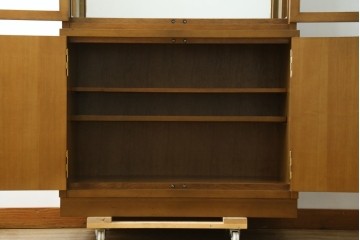 中古　美品　カリモク家具(karimoku)　domani(ドマーニ)　Morganton(モーガントン)　ディスプレイ什器におすすめ!ライトコニャック色のガラスキャビネット　(R-087750)