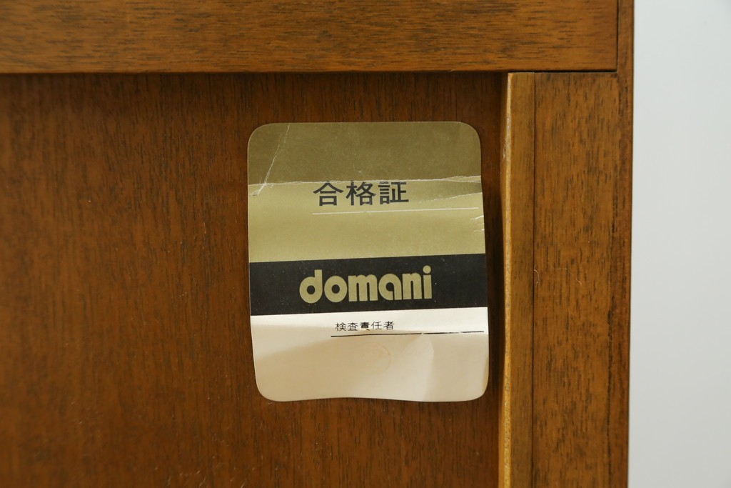 中古　美品　カリモク家具(karimoku)　domani(ドマーニ)　Morganton(モーガントン)　ディスプレイ什器におすすめ!ライトコニャック色のガラスキャビネット　(R-087750)