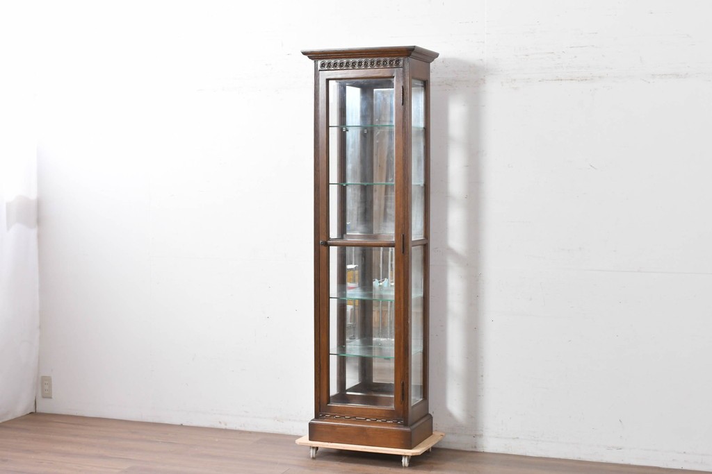 中古　オーク材　アンティーク調　照明付き　木彫装飾が上品な縦型キュリオケース　(R-087751)