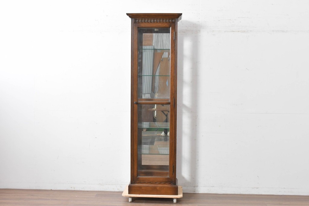 中古　オーク材　アンティーク調　照明付き　木彫装飾が上品な縦型キュリオケース　(R-087751)