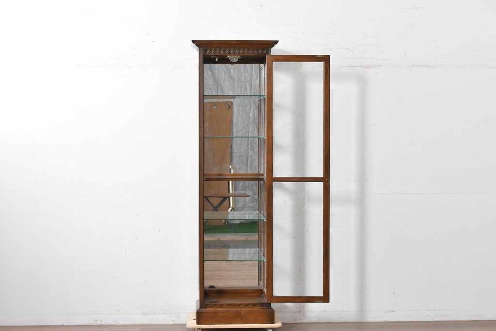 中古　オーク材　アンティーク調　照明付き　木彫装飾が上品な縦型キュリオケース　(R-087751)