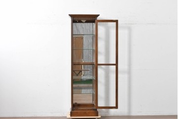 中古　オーク材　アンティーク調　照明付き　木彫装飾が上品な縦型キュリオケース　(R-087751)