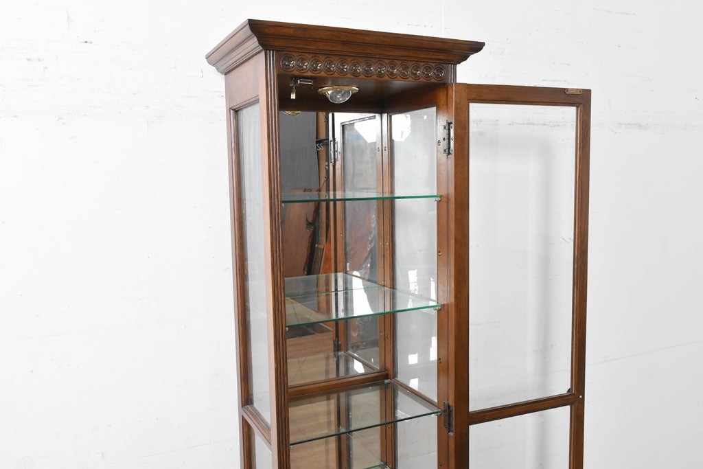 中古　オーク材　アンティーク調　照明付き　木彫装飾が上品な縦型キュリオケース　(R-087751)