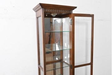 中古　オーク材　アンティーク調　照明付き　木彫装飾が上品な縦型キュリオケース　(R-087751)