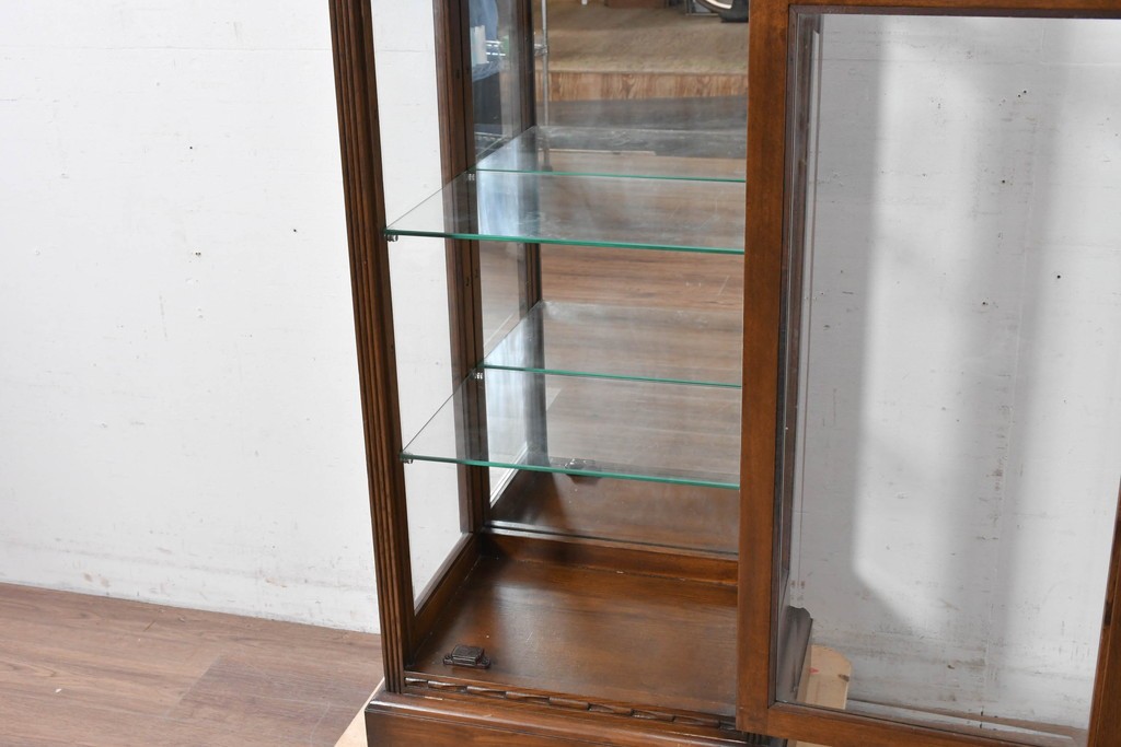 中古　オーク材　アンティーク調　照明付き　木彫装飾が上品な縦型キュリオケース　(R-087751)