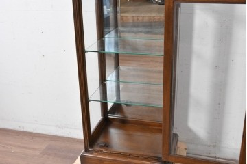 中古　オーク材　アンティーク調　照明付き　木彫装飾が上品な縦型キュリオケース　(R-087751)