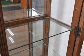 中古　オーク材　アンティーク調　照明付き　木彫装飾が上品な縦型キュリオケース　(R-087751)