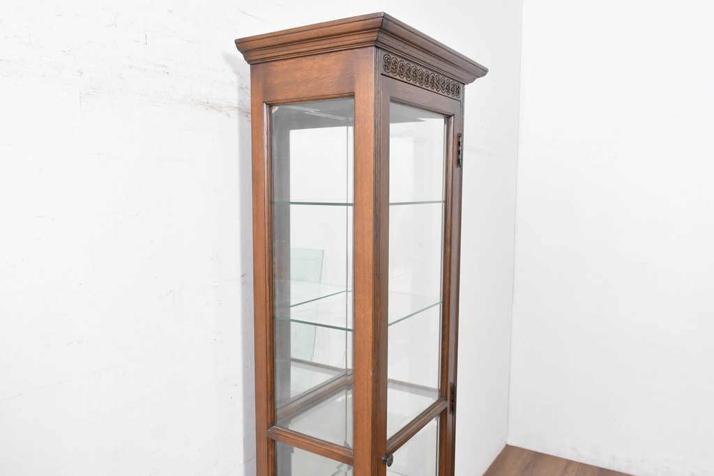 中古　オーク材　アンティーク調　照明付き　木彫装飾が上品な縦型キュリオケース　(R-087751)