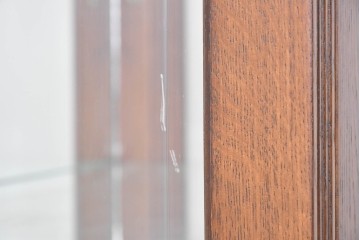 中古　オーク材　アンティーク調　照明付き　木彫装飾が上品な縦型キュリオケース　(R-087751)