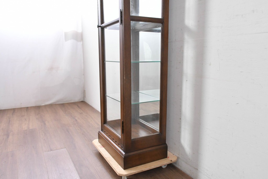 中古　オーク材　アンティーク調　照明付き　木彫装飾が上品な縦型キュリオケース　(R-087751)