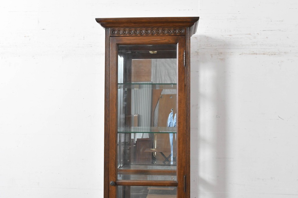 中古　オーク材　アンティーク調　照明付き　木彫装飾が上品な縦型キュリオケース　(R-087751)