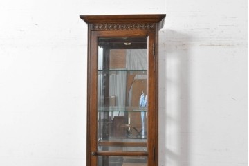 中古　オーク材　アンティーク調　照明付き　木彫装飾が上品な縦型キュリオケース　(R-087751)