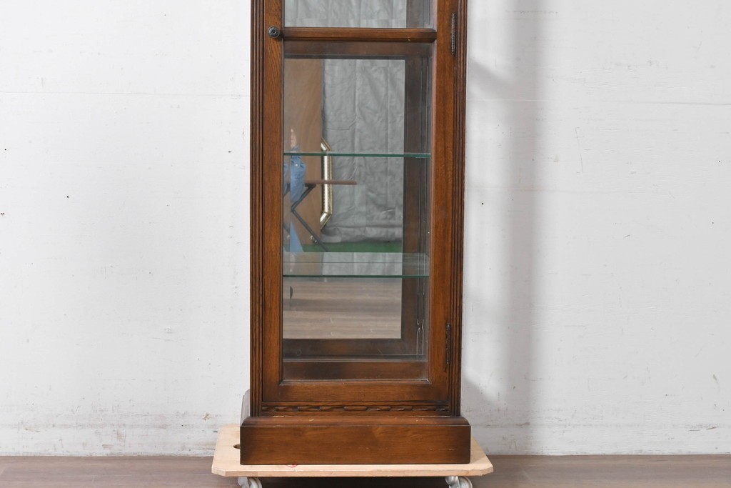 中古　オーク材　アンティーク調　照明付き　木彫装飾が上品な縦型キュリオケース　(R-087751)