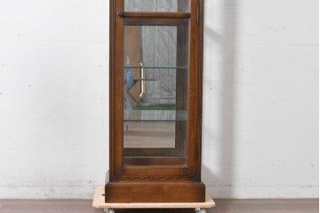 中古　オーク材　アンティーク調　照明付き　木彫装飾が上品な縦型キュリオケース　(R-087751)