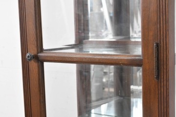 中古　オーク材　アンティーク調　照明付き　木彫装飾が上品な縦型キュリオケース　(R-087751)