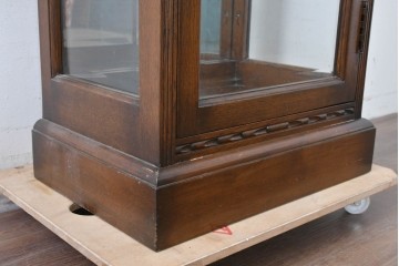 中古　オーク材　アンティーク調　照明付き　木彫装飾が上品な縦型キュリオケース　(R-087751)