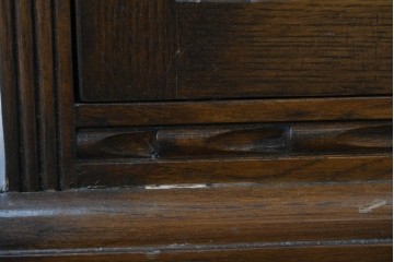中古　オーク材　アンティーク調　照明付き　木彫装飾が上品な縦型キュリオケース　(R-087751)
