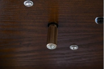 中古　オーク材　アンティーク調　照明付き　木彫装飾が上品な縦型キュリオケース　(R-087751)