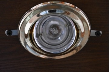 中古　オーク材　アンティーク調　照明付き　木彫装飾が上品な縦型キュリオケース　(R-087751)