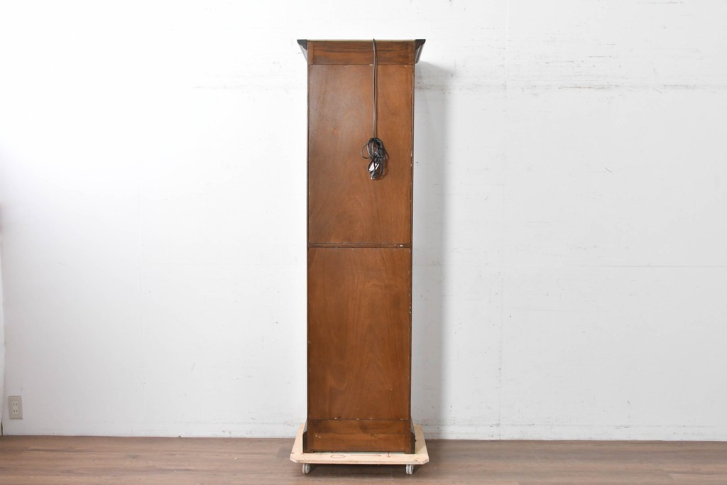 中古　オーク材　アンティーク調　照明付き　木彫装飾が上品な縦型キュリオケース　(R-087751)