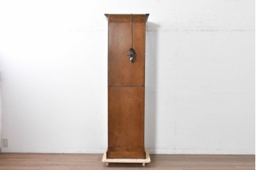 中古　オーク材　アンティーク調　照明付き　木彫装飾が上品な縦型キュリオケース　(R-087751)
