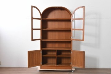 デンマークヴィンテージ　Dyrlund(デューロン)　チーク材　アーチトップのやわらかなフォルムが印象的なキャビネット　定価80万円　(R-087752)