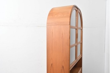 デンマークヴィンテージ　Dyrlund(デューロン)　チーク材　アーチトップのやわらかなフォルムが印象的なキャビネット　定価80万円　(R-087752)