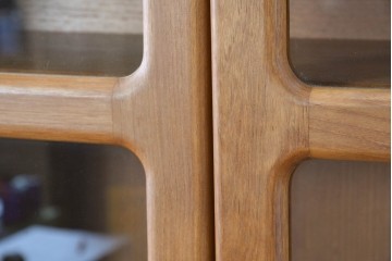 デンマークヴィンテージ　Dyrlund(デューロン)　チーク材　アーチトップのやわらかなフォルムが印象的なキャビネット　定価80万円　(R-087752)