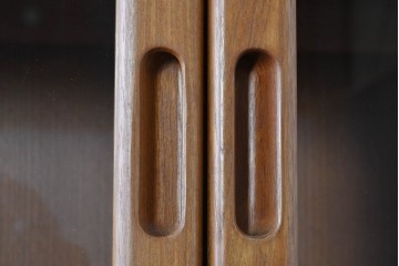 デンマークヴィンテージ　Dyrlund(デューロン)　チーク材　アーチトップのやわらかなフォルムが印象的なキャビネット　定価80万円　(R-087752)