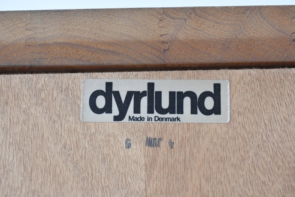 デンマークヴィンテージ　Dyrlund(デューロン)　チーク材　アーチトップのやわらかなフォルムが印象的なキャビネット　定価80万円　(R-087752)