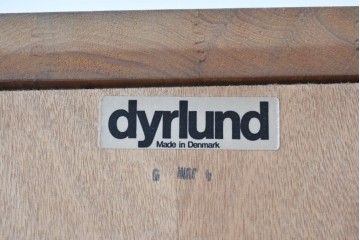 デンマークヴィンテージ　Dyrlund(デューロン)　チーク材　アーチトップのやわらかなフォルムが印象的なキャビネット　定価80万円　(R-087752)
