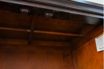 《台輪取り付け加工費込み》　中古　美品　北海道民芸家具　樺(カバ)材　重厚な框扉が存在感を放つワードローブ　(R-087763)