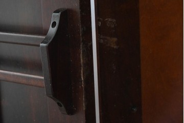 《台輪取り付け加工費込み》　中古　美品　北海道民芸家具　樺(カバ)材　重厚な框扉が存在感を放つワードローブ　(R-087763)