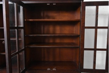 中古　北海道民芸家具　HM165K　格子ガラスと重厚な佇まいが魅力の食器棚　(R-087764)