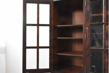 中古　北海道民芸家具　HM165K　格子ガラスと重厚な佇まいが魅力の食器棚　(R-087764)