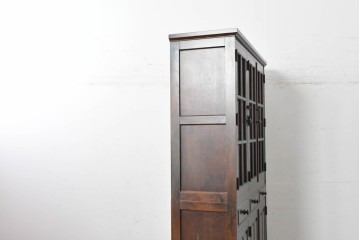 中古　北海道民芸家具　HM165K　格子ガラスと重厚な佇まいが魅力の食器棚　(R-087764)