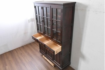 中古　北海道民芸家具　HM165K　格子ガラスと重厚な佇まいが魅力の食器棚　(R-087764)