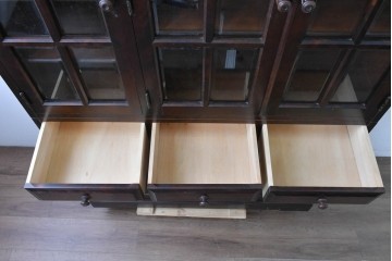 中古　北海道民芸家具　HM165K　格子ガラスと重厚な佇まいが魅力の食器棚　(R-087764)