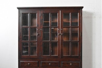 中古　北海道民芸家具　HM165K　格子ガラスと重厚な佇まいが魅力の食器棚　(R-087764)